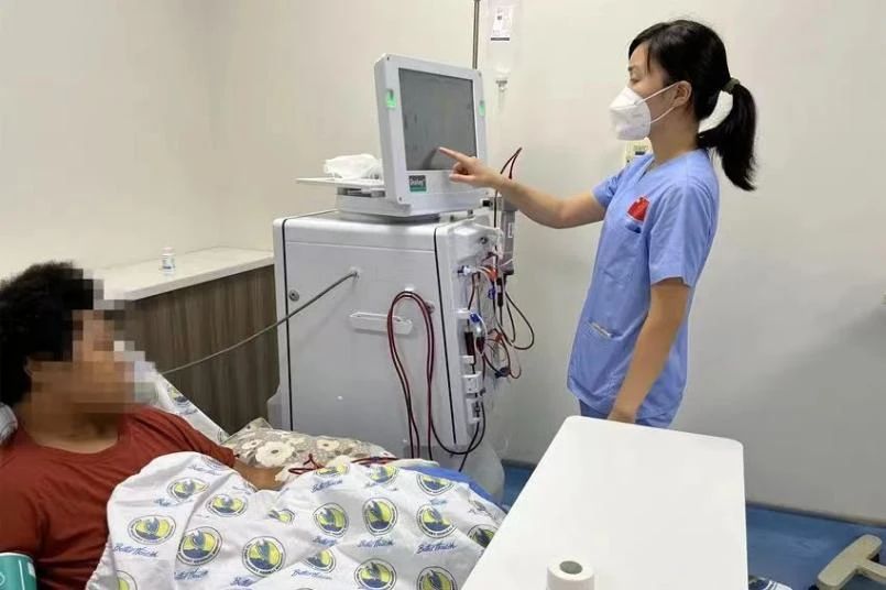 文燕在巴新为患者开展首例血液透析治疗