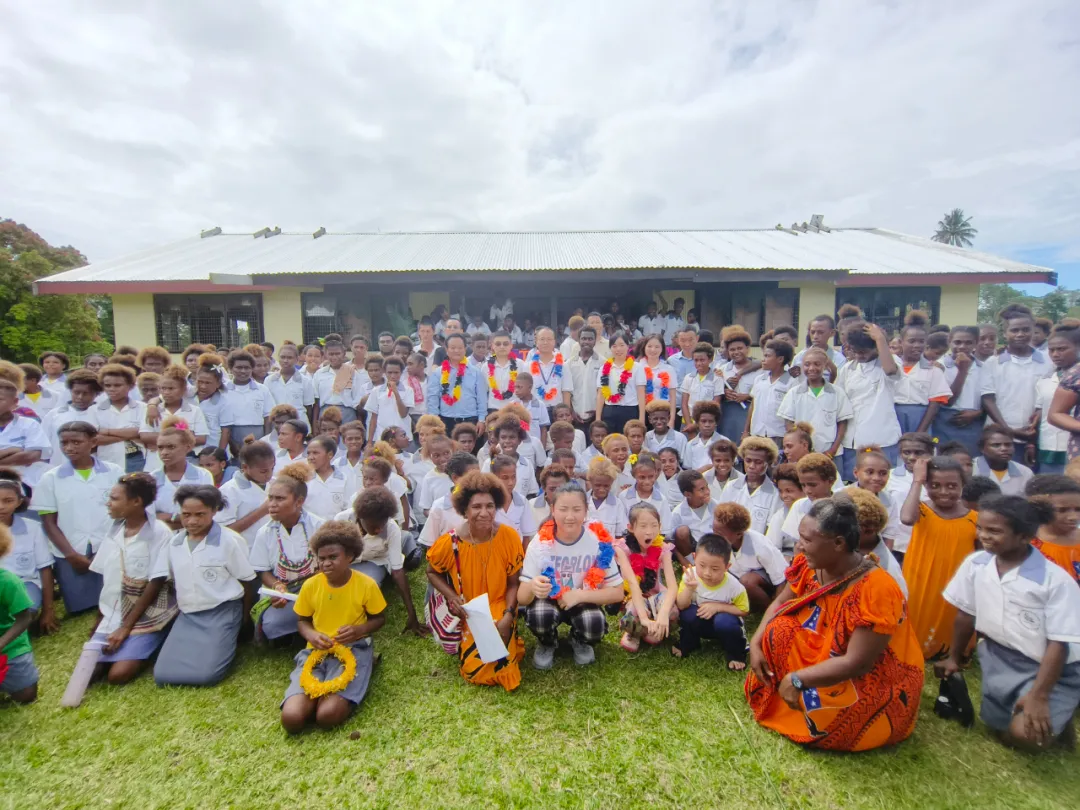 第13批援巴新中国医疗队与中-巴友好联合会在Kavieng OMO Primary School与师生合影留念
