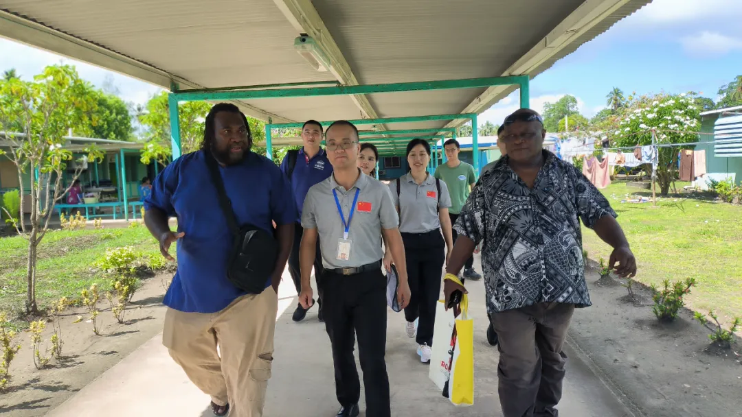 第13批援巴新中国医疗队参观Kavieng General Hospital