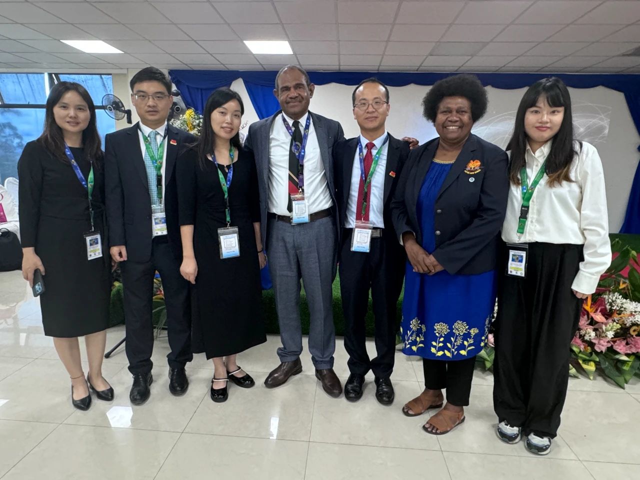 第13批援巴新中国医疗队参会队员同卫生部秘书长Dr Osborne Liko和副秘书长Dr Dora Lenturut合影