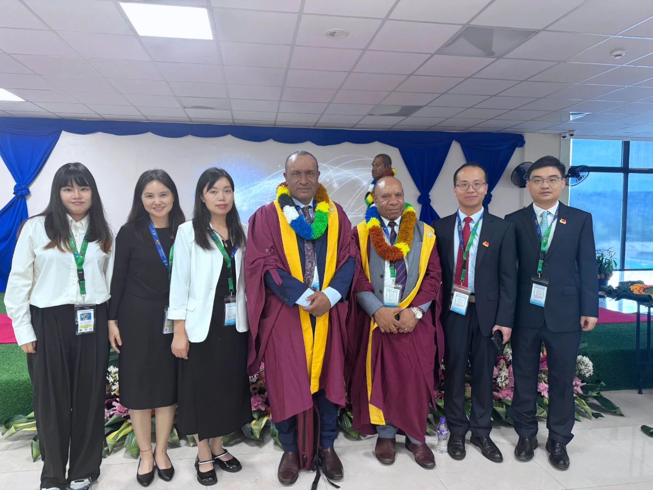 第13批援巴新中国医疗队参会队员同卫生部长Dr Lino Tom 和莫港总院CEO Dr Paki Molumi 合影
