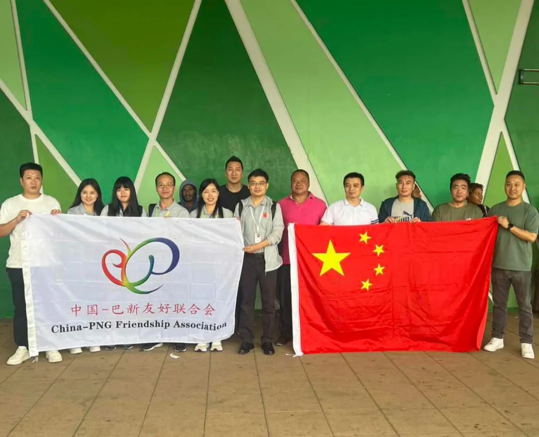 第13批援巴新中国医疗队队员在机场与中国-巴新友联会哈根分会、中国港湾公司以及在哈根华人华侨合影